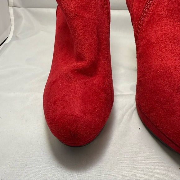 Vibrant Red Heels with Suede Finish - Picture 9 of 9